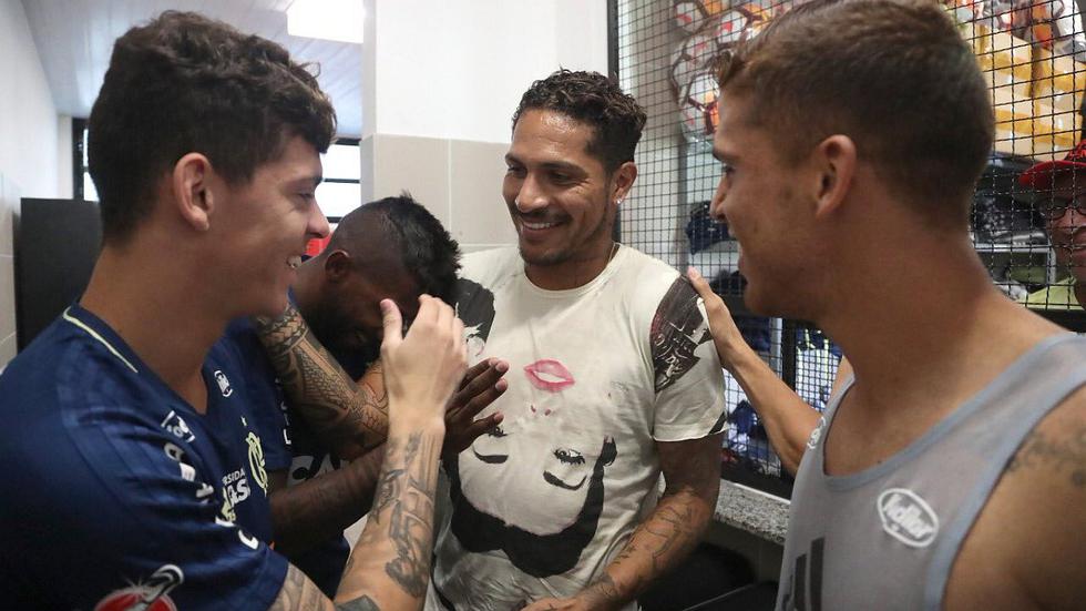 Paolo Guerrero recibió cariñoso recibimiento de sus compañeros cuando regresó al Flamengo