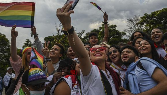 La gente se reúne para celebrar el comienzo del Mes del Orgullo, en Medellín, Colombia, el 1 de junio de 2022. (Foto de JOAQUIN SARMIENTO / AFP)
