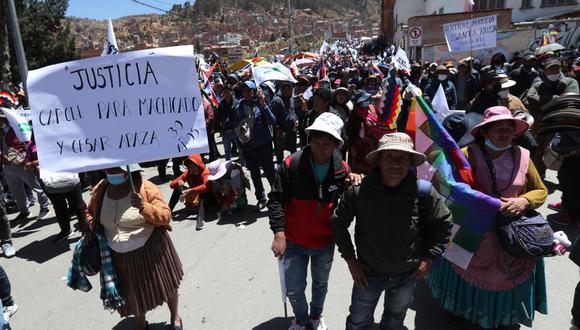 Miles de cocaleros del llamado "mercado paralelo" de Arnold Alanes se manifiestan hoy para exigir al Gobierno que los autorice para la venta de hojas de coca, en La Paz (Bolivia). (Foto de EFE/Martín Alipaz)