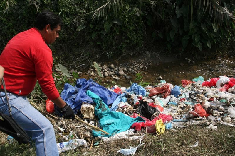 Hallan desechos de hospital en el río Chillón