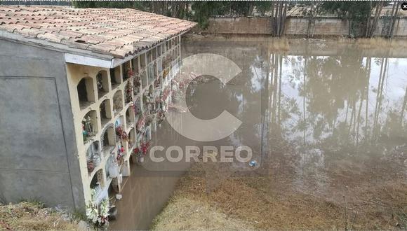 Cementerio queda convertido el laguna tras desborde de canal  (FOTOS)