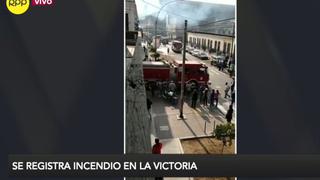 Reportan gran incendio en un solar del jirón Hipólito Unanue en La Victoria