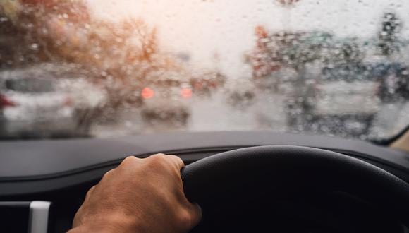 Conducir bajo la lluvia o sobre vías húmedas siempre implica asumir riesgos, como la pérdida de visibilidad, por ejemplo. (Foto: Difusión)