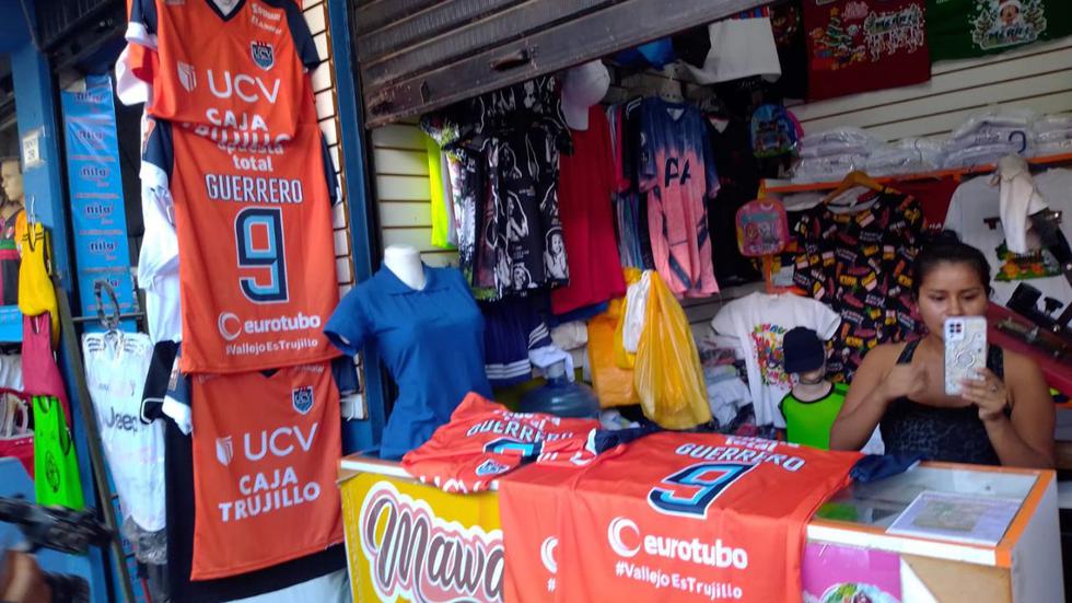 Las camisetas de la Universidad César Vallejo con el dorsal "9" de Paolo Guerrero cuestan desde 25 soles hasta 60 soles en un centro comercial de Trujillo. (Foto: Alex Martínez) 