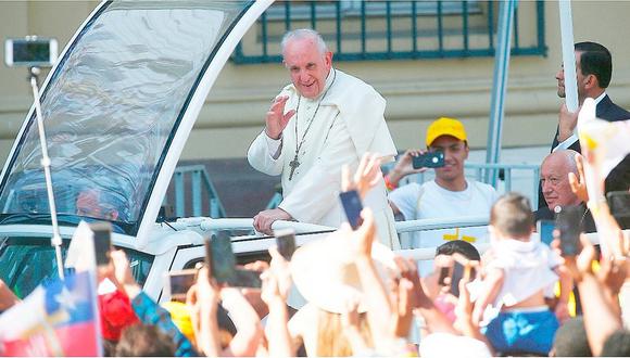 ​Papa Francisco fue golpeado por objeto durante recorrido en Chile (VIDEO)