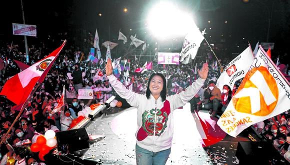 La candidata presidencial por el partido político Fuerza Popular, Keiko Fujimori Higuchi, cerró su campaña en el óvalo Las Palomas en el distrito de Villa El Salvador.
(Foto: Hugo Perez / @photo.gec )