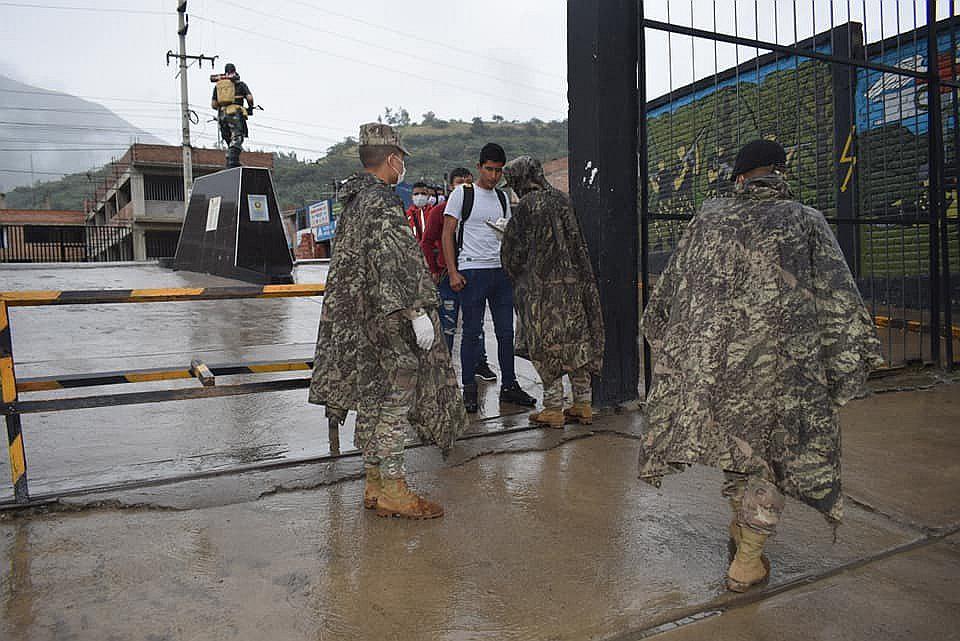 Reservistas del Ejército Peruano se presentan al llamamiento en cuartel de Yanag
