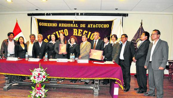 GRA recibió libro de cabildo de fundación de la Ciudad San Juan de la Frontera de Huamanga