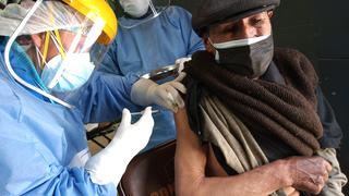 Huancavelica es la primera región en vacunar contra la COVID-19 a adultos mayores de 60 años, según director regional 