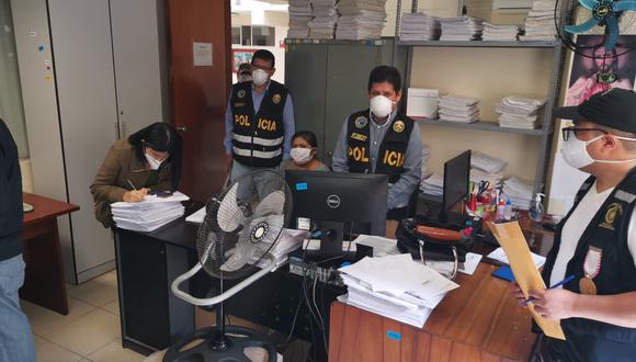 Ica. Agentes de la Policía Anticorrupción detuvieron a la trabajadora del juzgado en su oficina. (PNP)