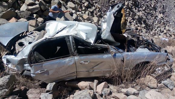 Vehículo quedo destrozado tras caer a un abismo de 70 metros de profundidad en carretera Tacna Collpa La Paz.