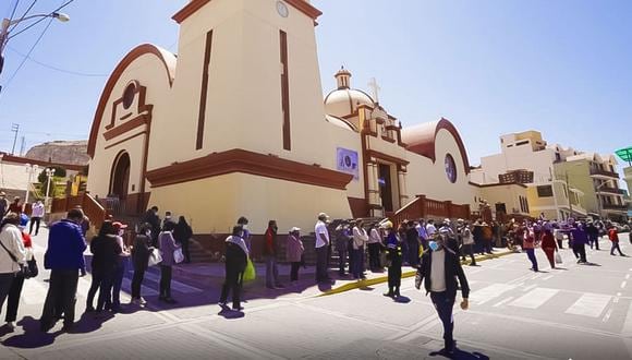 Devotos formaron una cola durante todo el día para ver la imagen del Cristo. (Foto: Cortesía GRT)