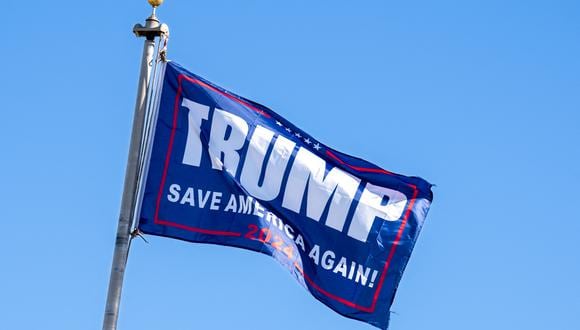 Una bandera de Trump antes del mitin de la campaña electoral del ex presidente estadounidense Donald Trump en 2024 en Waco, Texas, el 25 de marzo de 2023. (Foto por SUZANNE CORDEIRO / AFP)