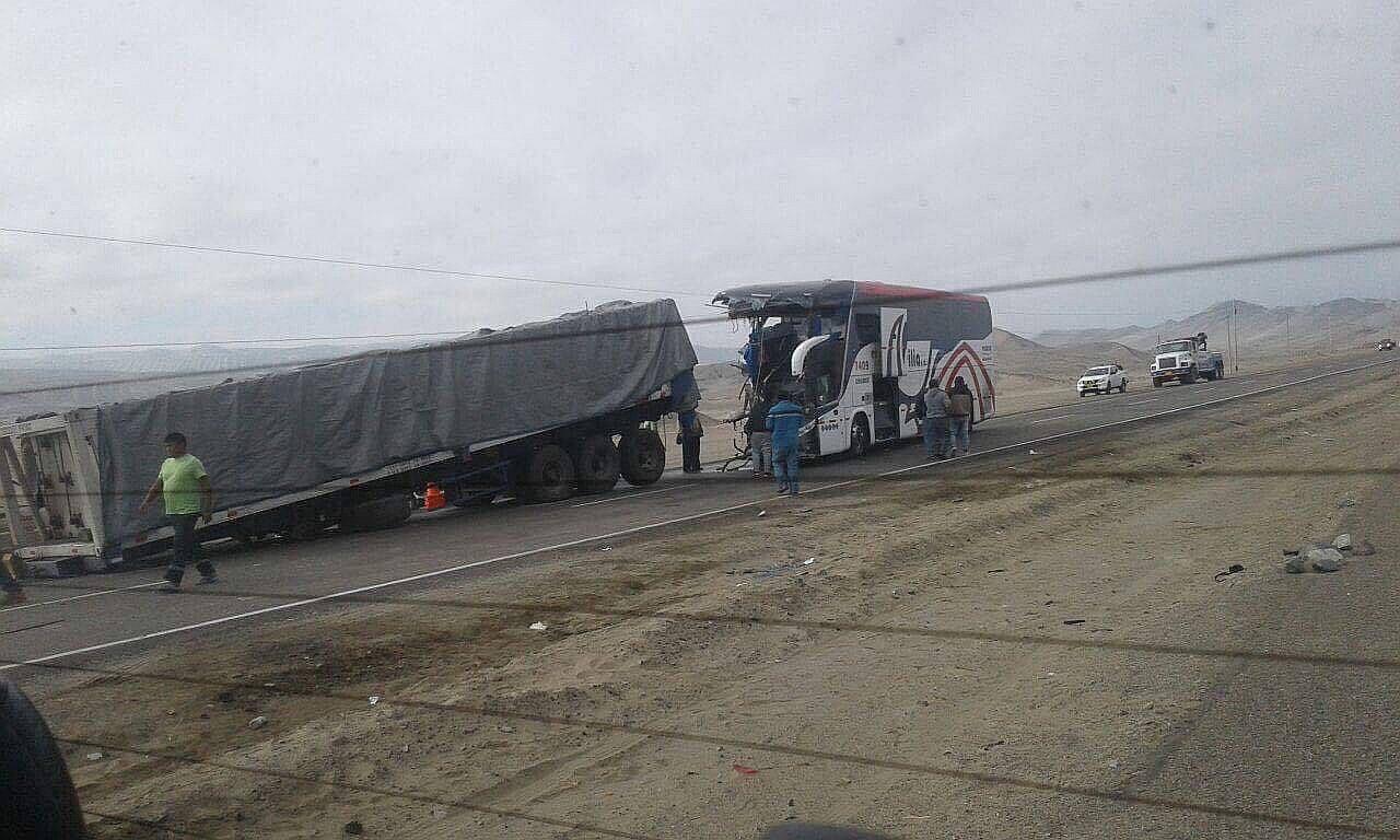 Casma: Dos colombianos mueren tras choque entre ómnibus y tráiler