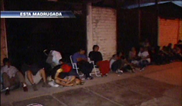 Taxistas continuaron formando fila en Setame durante madrugada