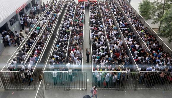 China: Colas de 100.000 personas para tomar un tren a casa en Año Nuevo Chino