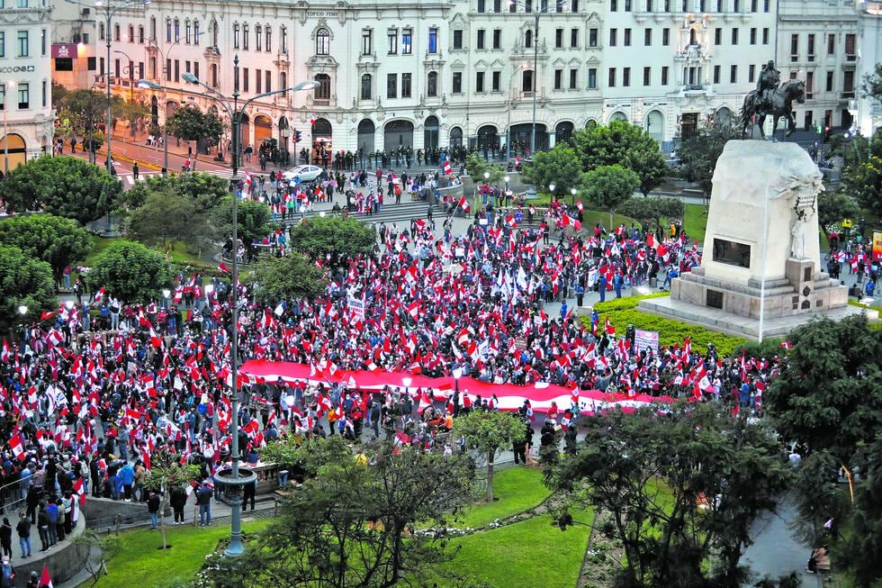 Punto final fue la Plaza San Martín, que se abarrotó de rojo y blanco. Fotos: Cesar Bueno / @photo.gec