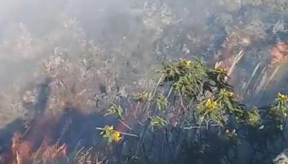 Incendio en el cerro que está a espaldas del hospital de Huancavelica.