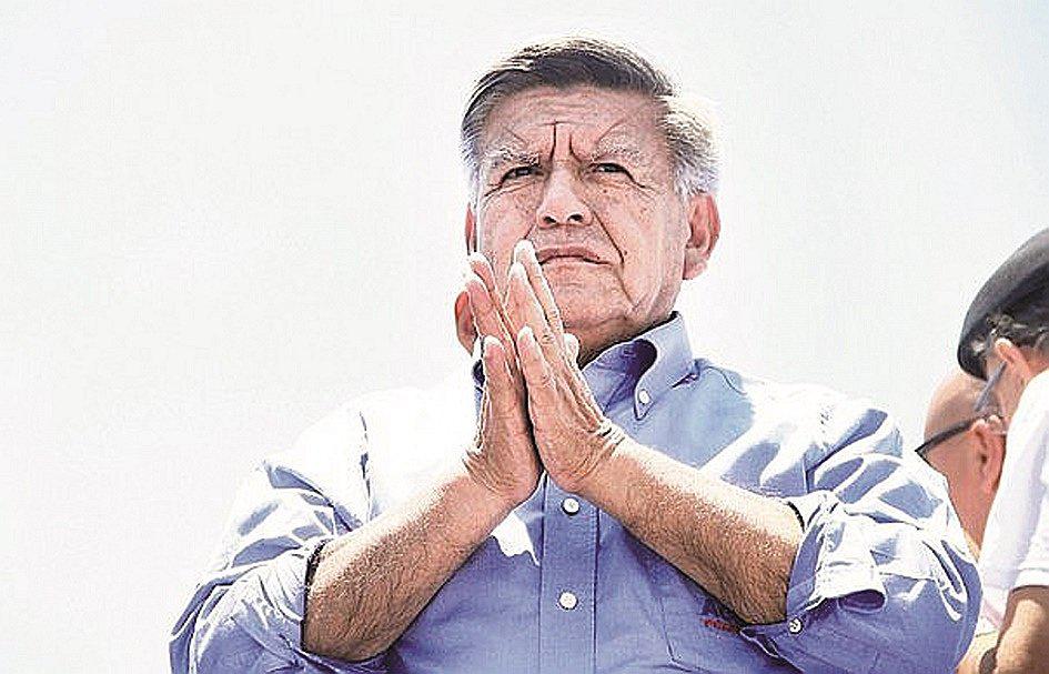 César Acuña: Fuego cruzado por denuncia de supuesto plagio