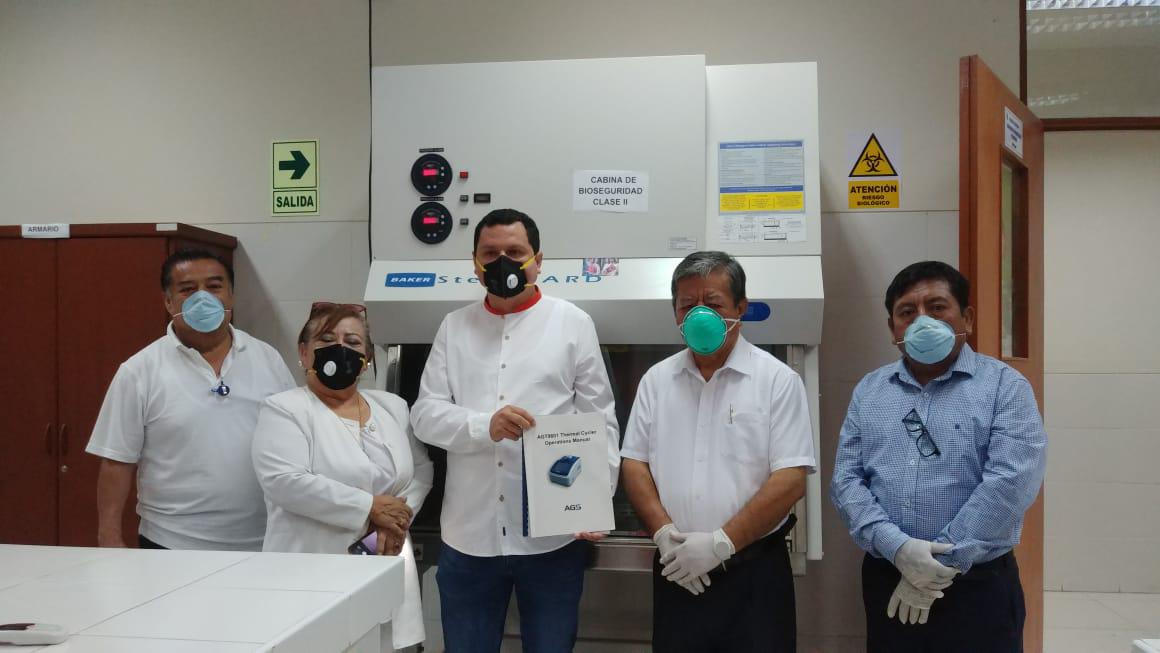 Piura. Universidad Nacional de Piura entregó al gobernador regional un equipo para obtener resultados de COVID-19 en cinco horas. (Gobierno Regional de Piura)