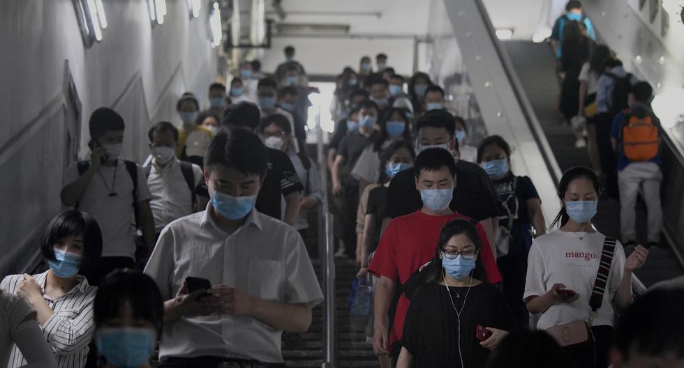 Los pasajeros que usan máscaras faciales contra el coronavirus caminan por una estación de metro en Beijing, China. (Foto: Noel Celis / AFP).
