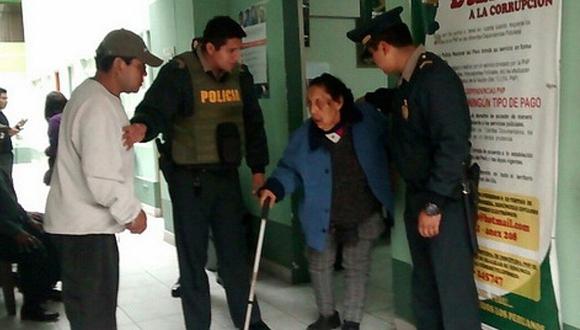 Sujeto es detenido por golpear a su madre de 90 años de edad