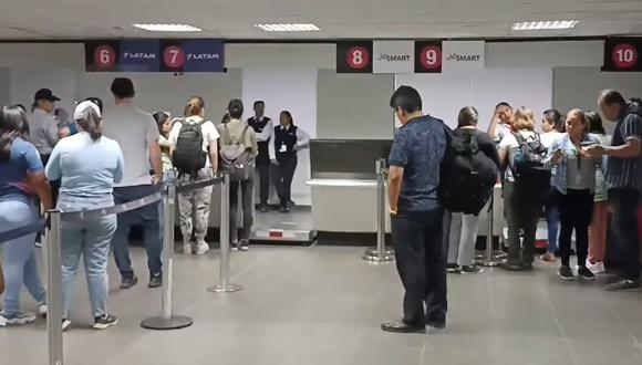 Viajeros tuvieron que dormir en inmediaciones del terminal aéreo, tras cancelarse decenas de salidas