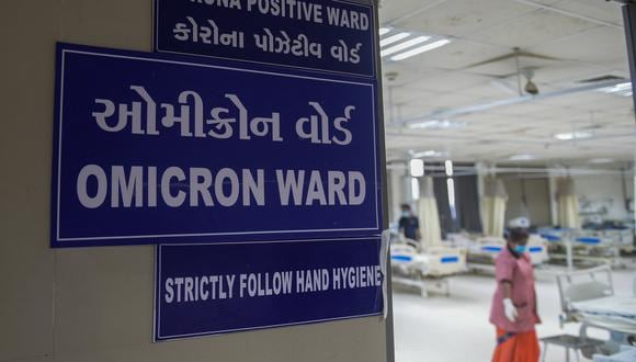 Un trabajador limpia dentro de una sala de coronavirus Covid-19 en un hospital civil en Ahmedabad. (Foto: SAM PANTHAKY / AFP)