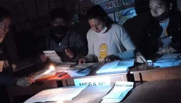 Los miembros de mesa tuvieron que contar los votos en velas por corte servicio eléctrico