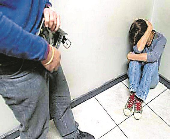 Pervertido enseña genitales a hermanitas en Ilo