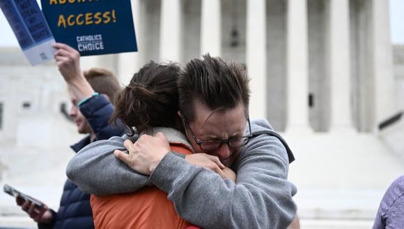 La Corte Suprema está a punto de anular el derecho al aborto en EE. UU., según un borrador filtrado de una opinión mayoritaria que destrozaría casi 50 años de protecciones constitucionales.  (Foto de Brendan SMIALOWSKI / AFP)