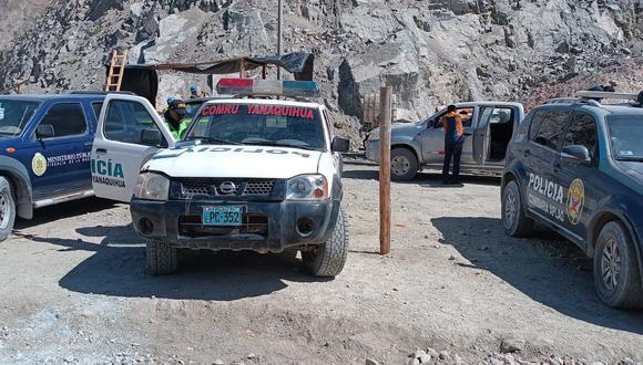 Personal del Ministerio Público y la Policía Nacional en la zona del accidente para el levantamiento de cadáveres y diligencias correspondientes. (Foto: PNP)