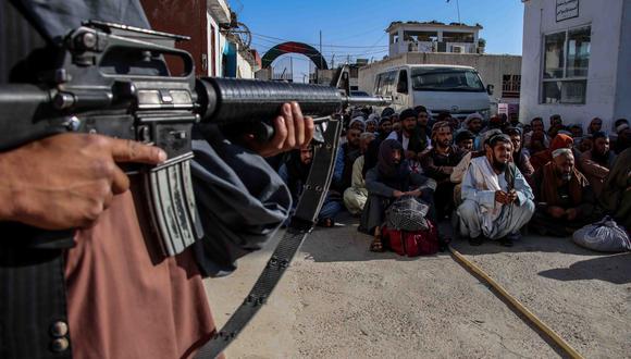 Los talibanes resguardando una ceremonia de liberación de presos políticos. (Foto: EFE)