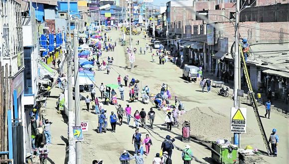 Son 9 mil comerciantes directamente afectados que pierden 100 soles diarios.  Evalúan marcha en rechazo en contra de municipio provincial. (Foto: GEC)