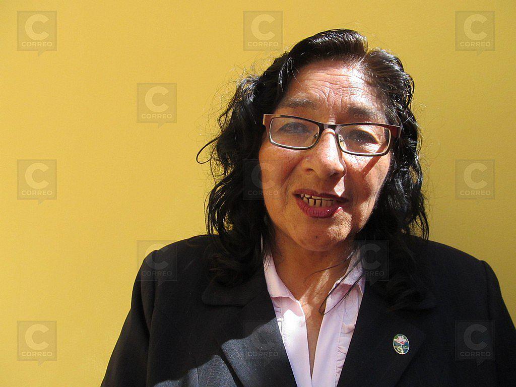 Juegos infantiles de colegio en mal estado