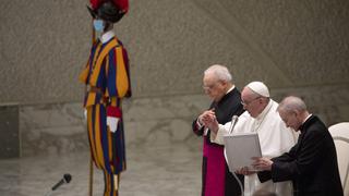 Papa Francisco saluda a los fieles de lejos tras cambio en sus costumbres por el COVID-19 (FOTOS)