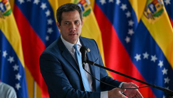 El expresidente de la Asamblea Nacional venezolana y líder opositor Juan Guaidó habla durante una conferencia de prensa en Caracas, el 12 de agosto de 2022. (Foto de Federico PARRA / AFP)