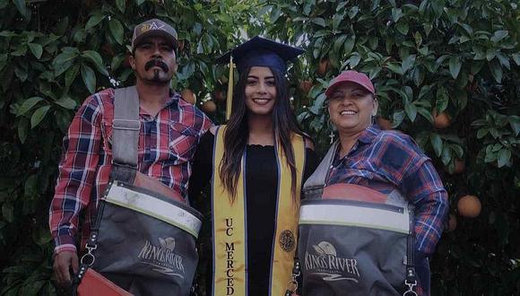 ​Twitter: Se viraliza foto de inmigrante a punto de graduarse y rindiendo homenaje a sus padres
