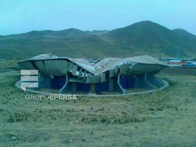 Por fuerte nevada se cae techo de coliseo