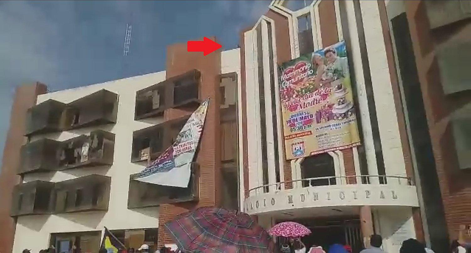 Obrera edil protesta y amenaza con lanzarse de edificio municipal (VIDEO)