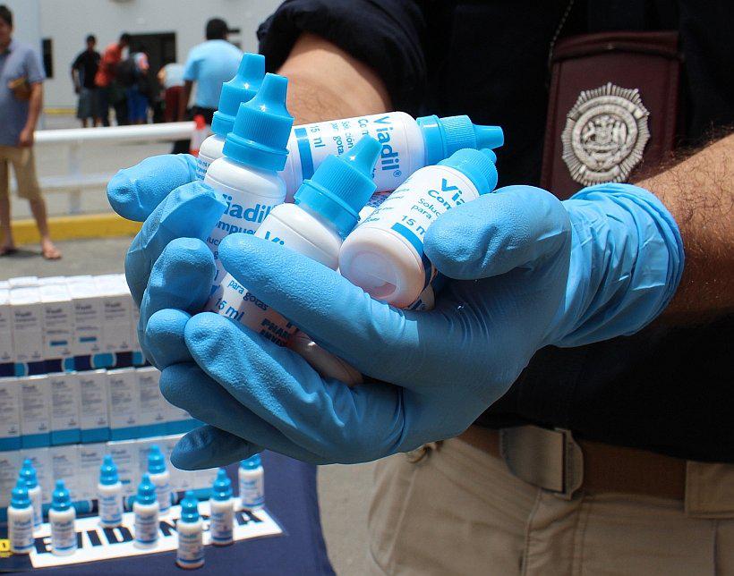 Peruanos abandonan medicamentos de contrabando en la frontera con Chile