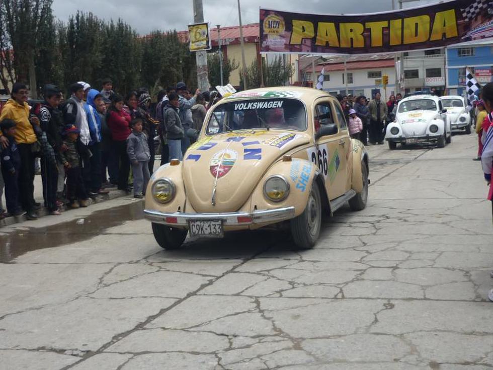 Población se congrega a ver carrera de "sapitos" 
