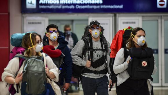 De cara a la nueva variante ómicron, el Gobierno argentino ya había definido días atrás que toda persona que haya estado en África las últimas dos semanas deberá aislarse y realizar un test de PCR para recibir el alta del aislamiento. (Foto: Ronaldo SCHEMIDT / AFP)