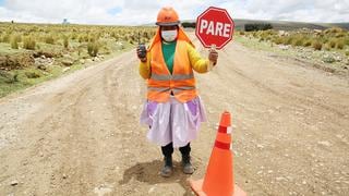 Madre de siete hijos pone orden en obra vial de Huancavelica