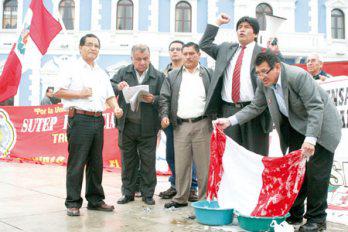 CGTP realizó lavado de Bandera