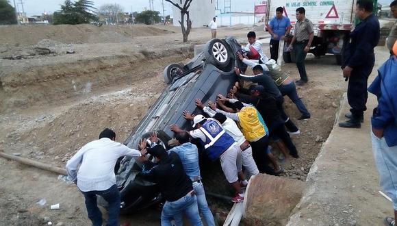 Auto cae dentro de un badén de obra inconclusa en Zarumilla