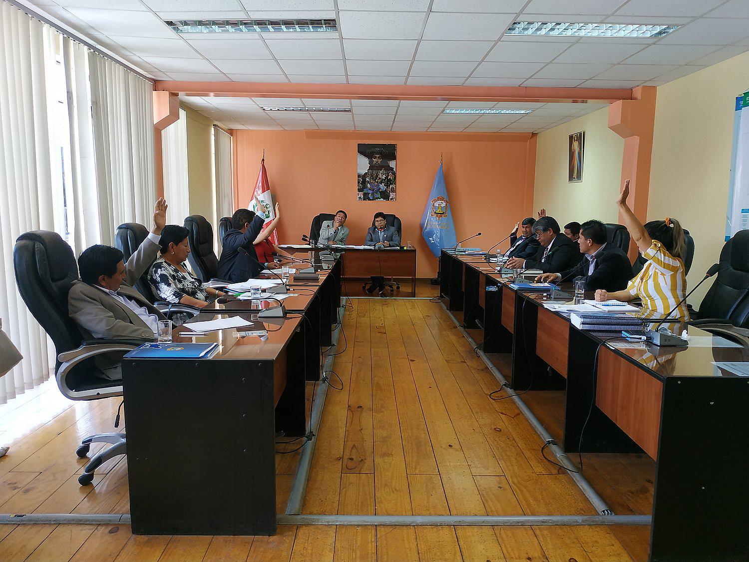 Concejo municipal dejó sin efecto autorización de viaje de alcalde y regidores