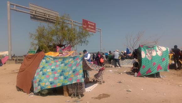 Un centenar de carpas han instalado los venezolanos, haitianos y colombianos en Chile cerca a la frontera con Perú. (Foto: Adrian Apaza)