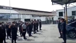 “Ten misericordia de nosotros”: Policía rompe en llanto durante oración antes de operativo