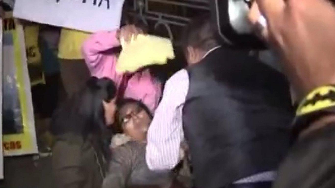 ​Madre de DJ asesinado se desmaya en pleno traslado de 'La Gata' al Penal (VIDEO)